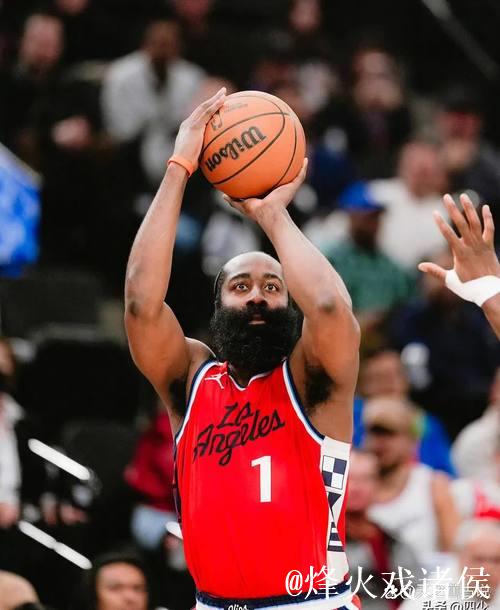 哈登三节状态欠佳,三分效率亮眼贡献10分6助攻 哈登三节状态欠佳,三分效率亮眼贡献10分6助攻