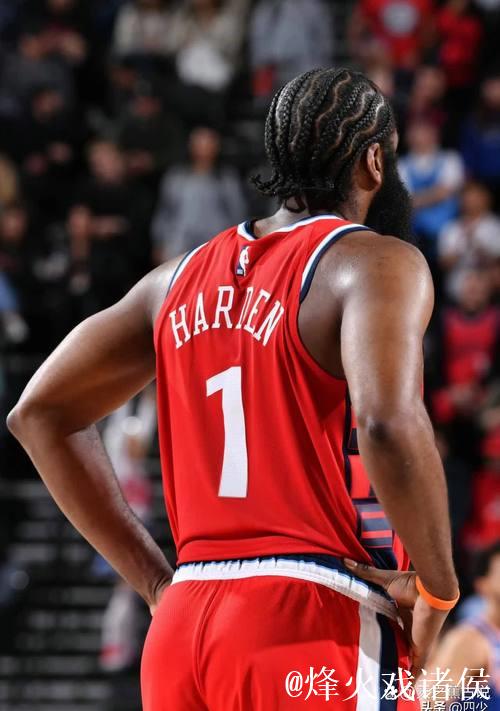 哈登三节状态欠佳,三分效率亮眼贡献10分6助攻 哈登三节状态欠佳,三分效率亮眼贡献10分6助攻